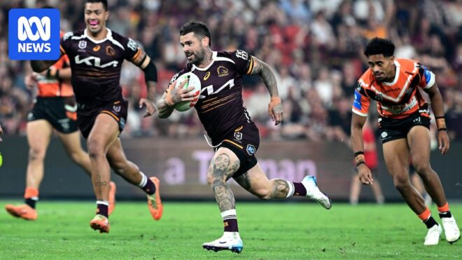 Live: Adam Reynolds off with hamstring issue after stunning individual try
