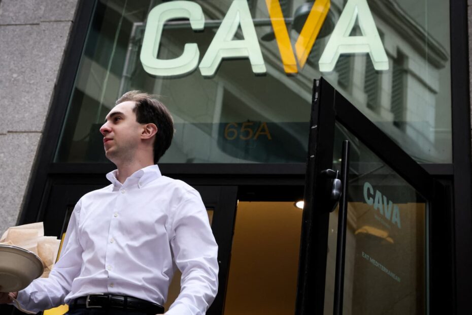 Fast-casual restaurants lean on loyalty programs to offset consumer pullback